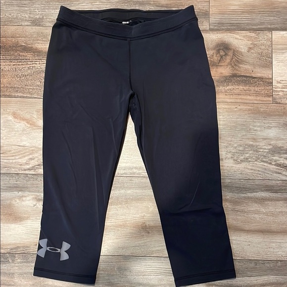 Under Armour Charged Cropped Leggings Size Medium Black Gym Workout Activewear - Picture 1 of 3